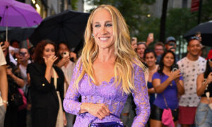 La transformation du style de Sarah Jessica Parker prouve que la mode ne cesse pas d&rsquo;être amusante après 50 ans
