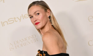 Les cheveux naturels de Julia Stiles sont beaucoup plus ondulés que son style normal