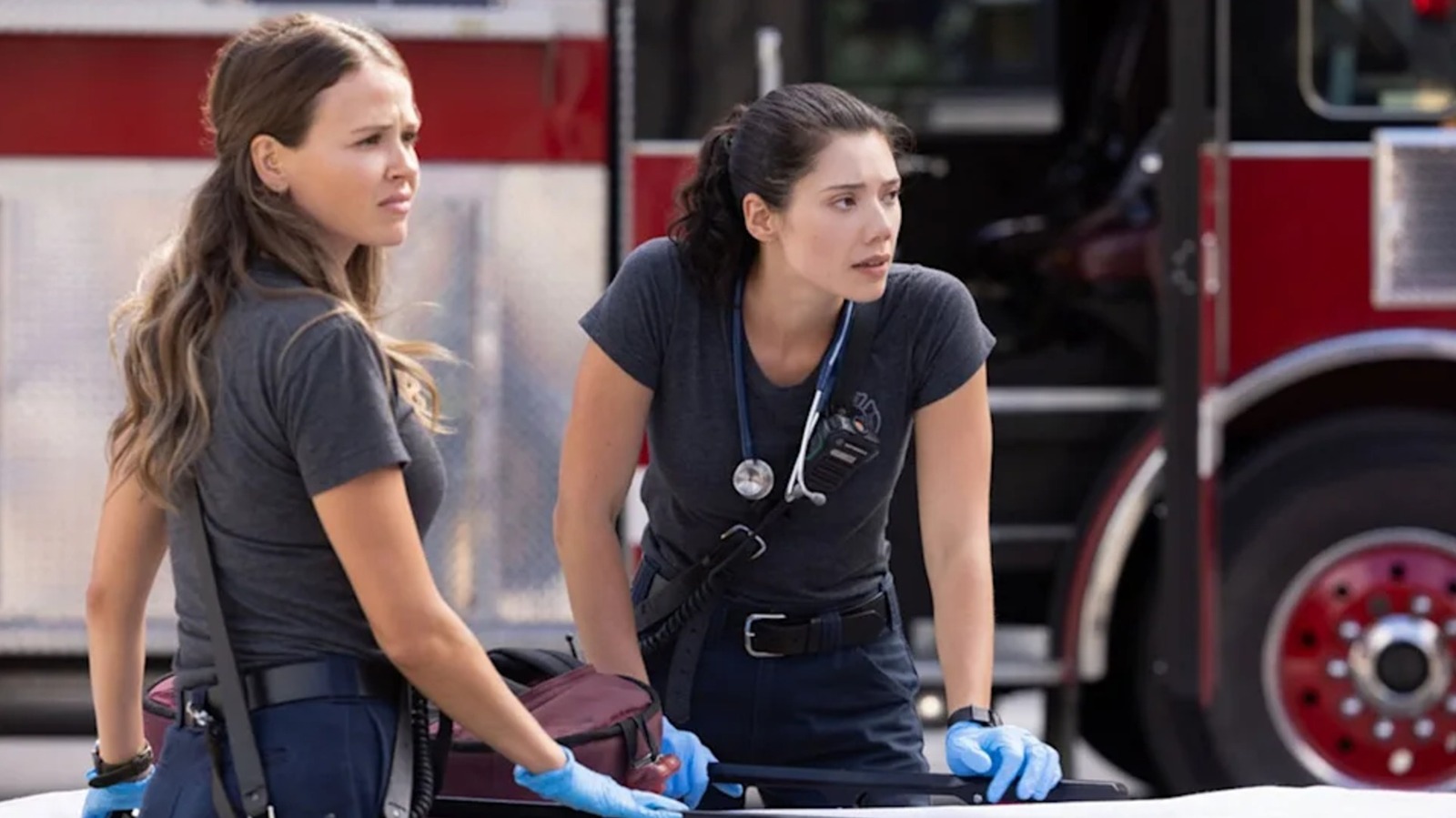 Les moments les mieux et les moins bien habillés des principales dames de Chicago Fire
