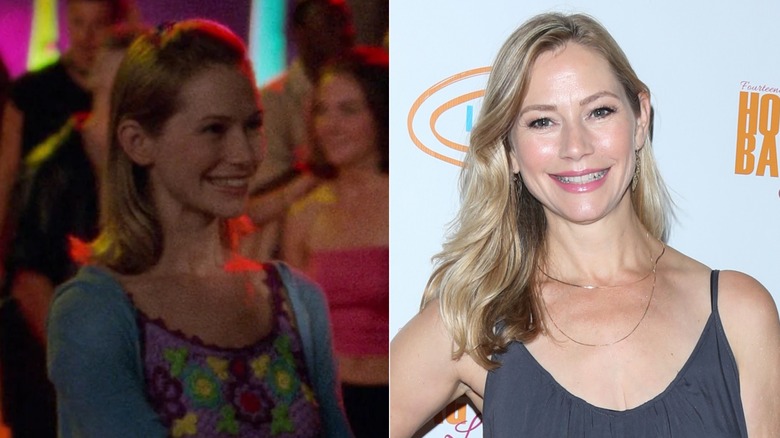 À gauche, l'actrice Meredith Monroe portait ses cheveux châtain clair mi-remontés avec du volume en haut ainsi qu'un débardeur aux couleurs vives sous un pull bleu lors d'un épisode de Dawson's Creek. À droite, l'actrice Meredith Monroe portait ses cheveux blonds détachés sur le côté et ses vagues lâches avec une lèvre rose et deux fins colliers en or ainsi qu'une robe bleu marine à bretelles lors d'un déjeuner à Beverly Hills en 2017.