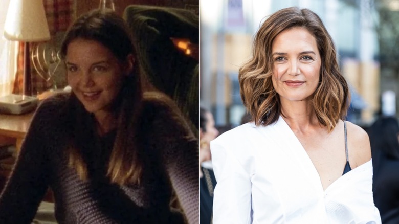 À gauche, l'actrice Katie Holmes portait ses cheveux bruns raides avec une partie médiane et un maquillage neutre tout en portant un pull en tricot torsadé gris foncé lors d'un épisode de Dawson's Creek. À droite, l'actrice Katie Holmes portait ses cheveux bruns en vagues de plage et une partie latérale avec des joues roses et une lèvre subtile ainsi qu'une chemise blanche impeccable suspendue à une épaule et un débardeur noir à bretelles en dessous lors d'une projection de gala à New York en avril 2026.