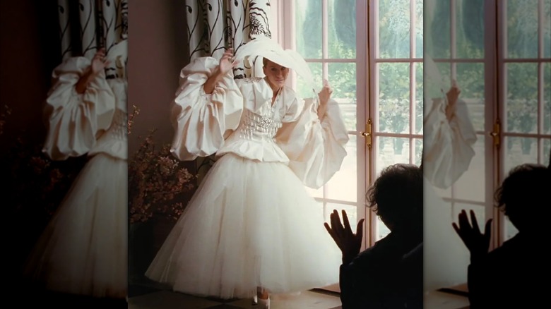 Sarah Jessica Parker dans le rôle de Carrie Bradshaw portant un chapeau à larges bords et une robe de mariée en forme de robe de bal.