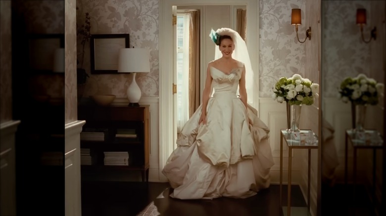 Sarah Jessica Parker dans le rôle de Carrie Bradshaw portant une robe de mariée volumineuse drapée et un voile.
