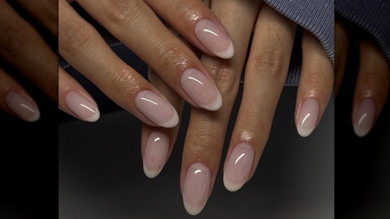 Femme avec manucure française