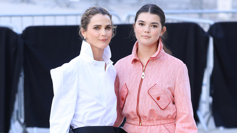 Keri Russell et Willa Lou Deary sourient ensemble sur le tapis rouge