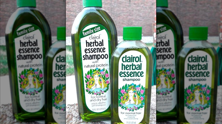 Deux bouteilles de shampooing Clairol Herbal Essence vintage.