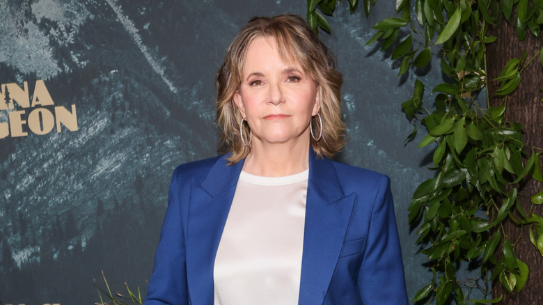 Lea Thompson porte un costume bleu