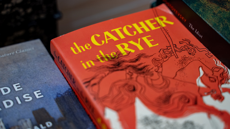 Une image rapprochée de romans classiques, notamment The Catcher in the Rye de JD Salinger