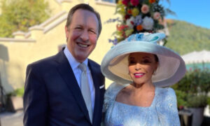 Joan Collins a réussi l&rsquo;une des tendances de couleurs les plus en vogue avec sa tenue de mère du marié