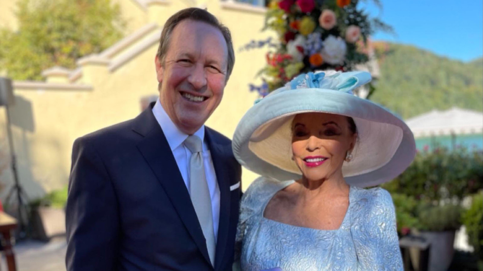 Joan Collins a réussi l'une des tendances de couleurs les plus en vogue avec sa tenue de mère du marié