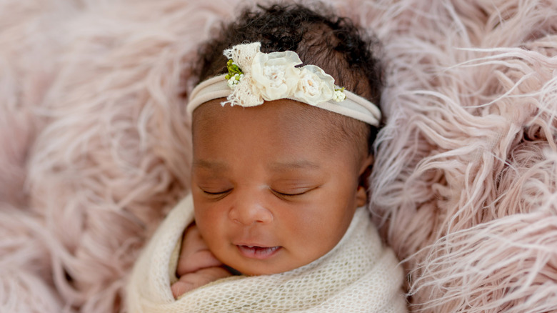 Une petite fille qui dort dans une couverture