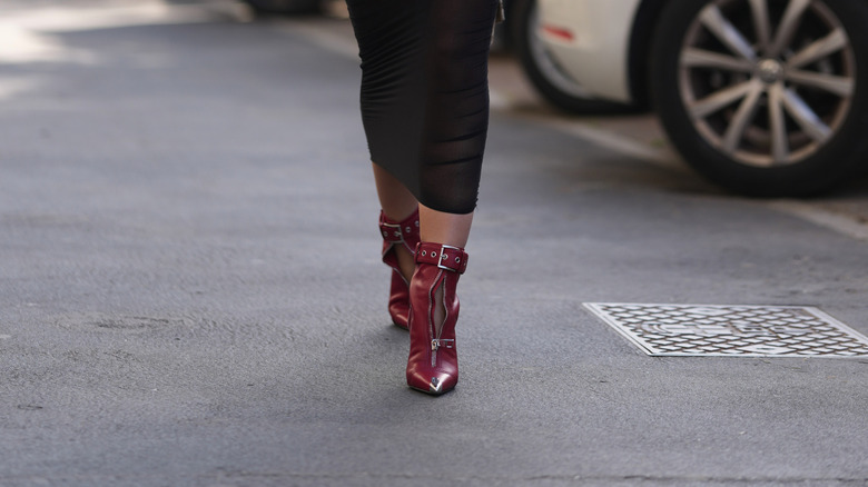 Femme portant des bottes rouges