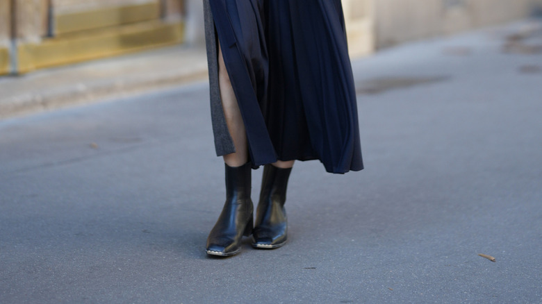 Femme portant des bottes noires fines