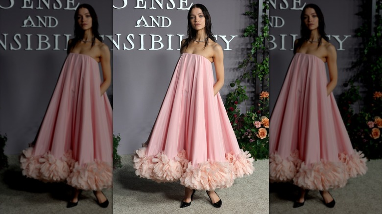 Esmé Creed-Miles portant une robe rose au 
