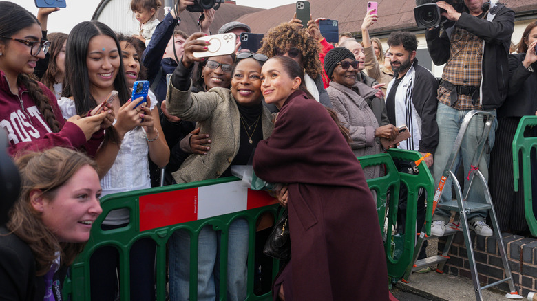 Meghan Markle posant avec des fans britanniques en octobre 2026.